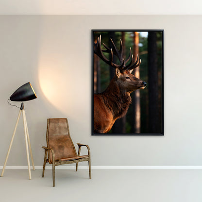 Majestätischer Hirsch im Wald